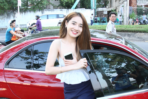 Trong buổi công bố chương trình Ai cũng bật cười diễn ra hôm 12.5 tại TP.HCM, đích thân Trường Giang đã lái xe đưa Nhã Phương đến sự kiện.