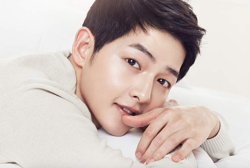 Ở trường đại học, Song Joong Ki được biết đến với biệt danh ''Sung college best face'' (Gương mặt đẹp nhất trường) bởi sở hữu gương mặt baby nên nhiều người không tin anh khi đó đã là sinh viên đại học và sắp 20 Ở trường đại học, Song Joong Ki được biết đến với biệt danh ''Sung college best face'' (Gương mặt đẹp nhất trường) bởi sở hữu gương mặt baby nên nhiều người không tin anh khi đó đã là sinh viên đại học và sắp 20