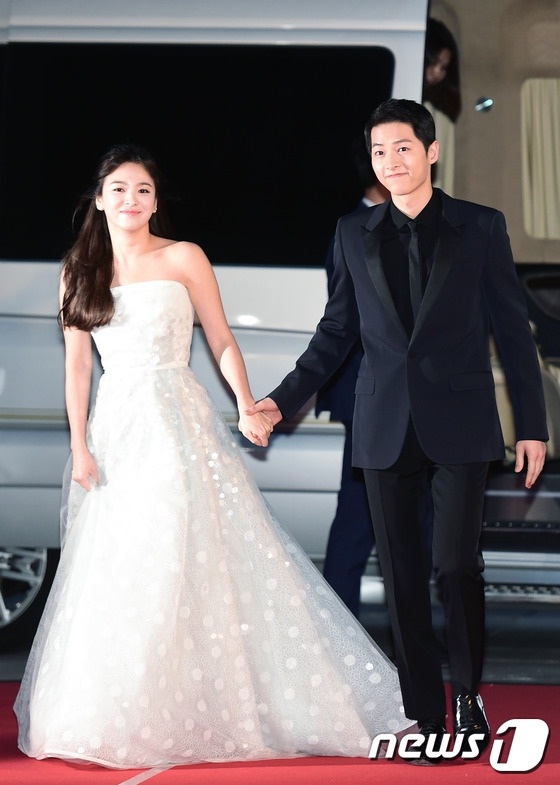 Song Hye Kyo và Song Joong Ki kết đôi rất đẹp trong bộ phim truyền hình “Hậu duệ Mặt trời”. 