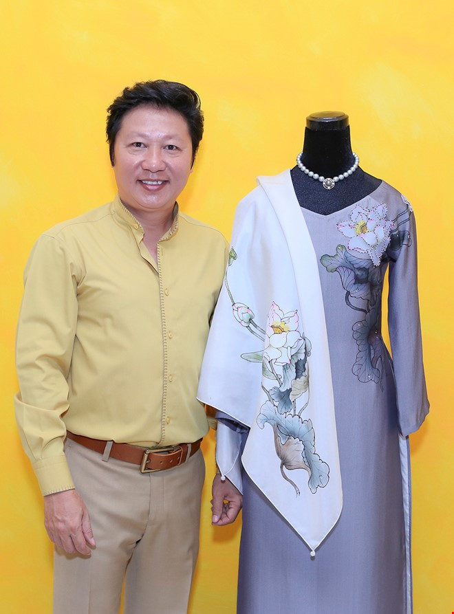 Trước đó, nhà thiết kế Sỹ Hoàng thực hiện bộ áo dài truyền thống Việt làm quà tặng phu nhân Tổng thống Mỹ - Michelle Obama, nhân dịp ông đến thăm Việt Nam.