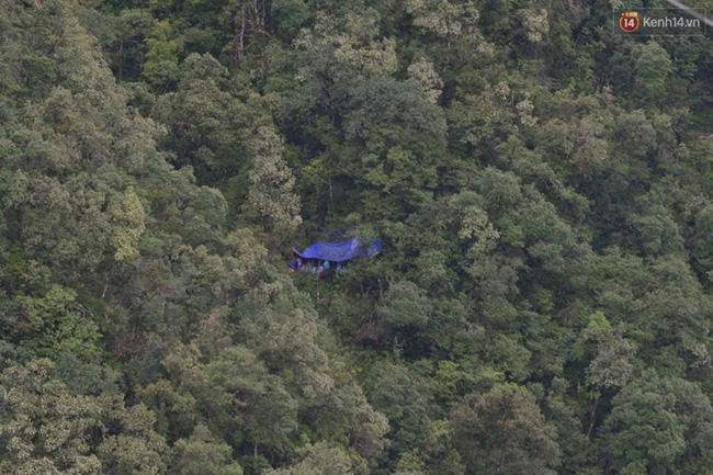 Tuy nhiên, do địa bàn hiểm trở, đường đi lại khó khăn nên việc tìm kiếm không thuận lợi. Đến khoảng 13h ngày 9/6, lực lượng chức năng đã tìm thấy thi thể du khách người Anh ở vực sâu gần trụ cáp treo số T4. 
