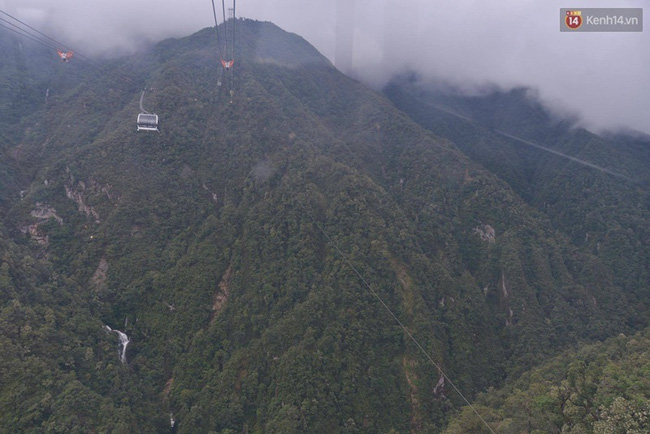 Sáng 10/6, đoàn công tác của Công an tỉnh Lào Cai cùng đoàn khám nghiệm đã xuất phát xuống hiện trường nơi tìm thấy thi thể phượt thủ người Anh ở một khe vực gần trụ T4 của hệ thống cáp treo Fansipan. 