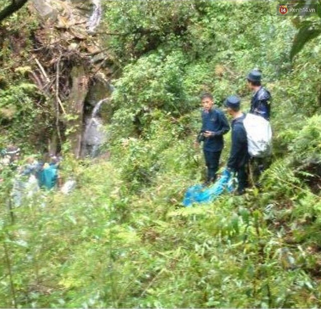 Theo thông tin từ Thiếu tá Hoàng Ngọc Sáng, Trưởng khoa Giám định nguồn hơi, Trường trung cấp 24, Bộ tư lệnh Bộ đội biên phòng, lực lượng chức năng đang tiến hành đưa thi thể du khách Anh Aiden Shaw Webb lên cáp treo.