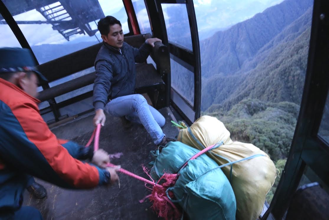 Ông Sáng cho biết, việc di chuyển này vô cùng khó khăn vì địa hình phức tạp. Hơn nữa tối qua có mưa lớn nên đường di chuyển khá trơn trượt.