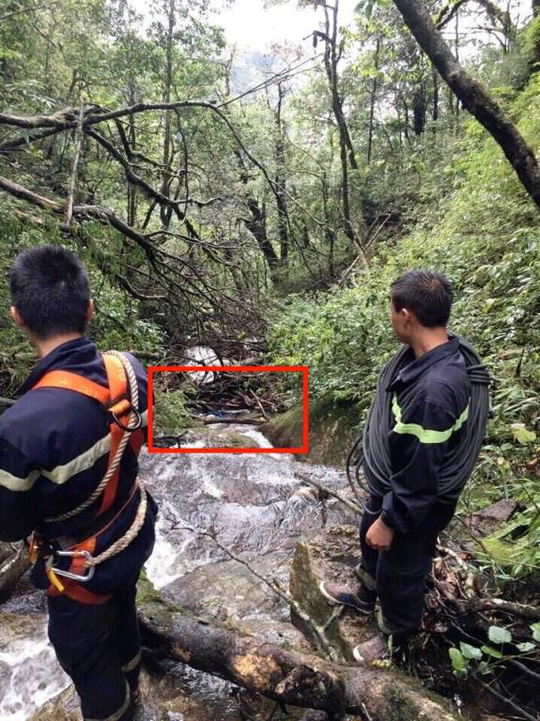 Hiện bố anh Aiden Shaw Webb vẫn túc trực tại hiện trường cùng lực lượng chức năng, còn bạn gái và cậu ruột anh ở lại thị trấn Sa Pa.