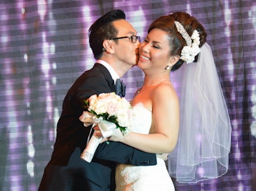 Tại TP.HCM, đám cưới sang trọng của Minh Tuyết và Diệp Nghi được tổ chức tại khách sạn 5 sao Park Hyatt  với khung cảnh lãng mạn bởi hoa hồng trắng và ánh nến lung linh trong không gian xa hoa.