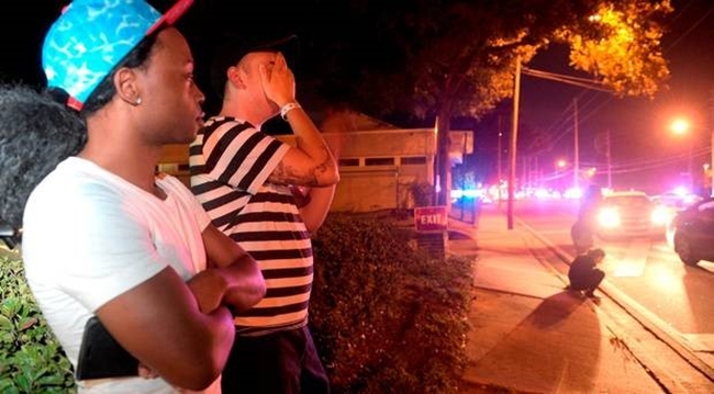 Các sĩ quan cảnh sát từ nhiều đơn vị cùng xe cứu thương và chó nghiệp vụ đã được điều động tới hiện trường tại câu lạc bộ đồng tính Pulse sau khi vụ nổ xảy ra