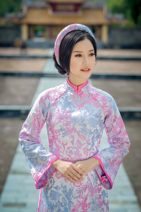 Cách đây vài năm, Ngọc Trân cũng đã từng xuất hiện trong bộ ảnh áo dài nữ sinh xứ Huế với vẻ đẹp dịu dàng, tinh khôi. 