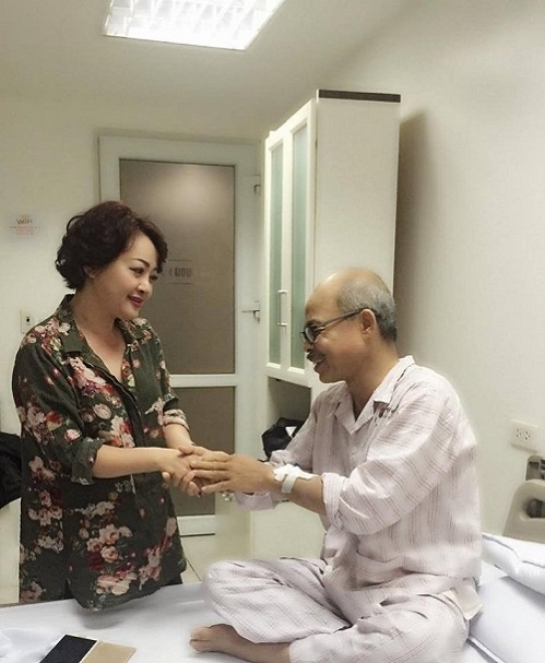 Theo chị Dung, bệnh viện sẽ cố gắng hết sức để điều trị cho nghệ sĩ và hi vọng ông vượt qua giai đoạn khó khăn này.