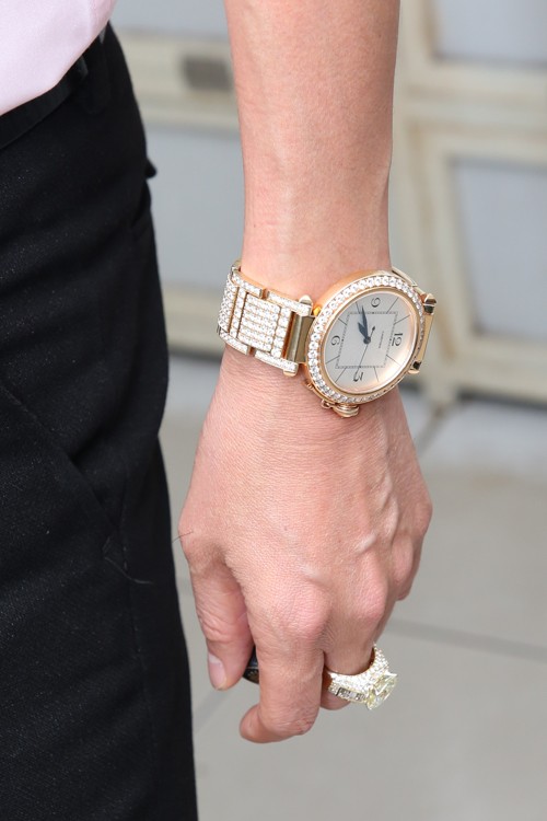 Chiếc đồng hồ mạ vàng đính kim cương mà nam ca sỹ đeo trên tay lập tức thu hút sự chú ý của truyền thông. Được biết, tổng giá trị của chiếc đồng hồ sang trọng này lên đến 180.000 đôla (tương đương gần 4 tỷ đồng).