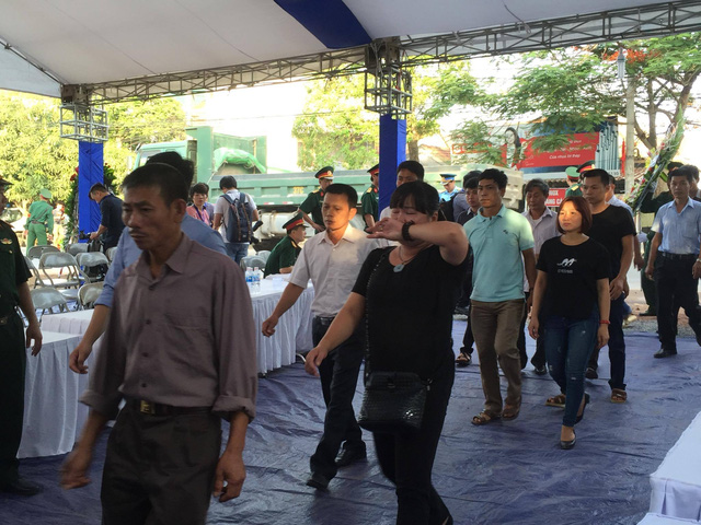 Chị Nguyễn Thị Hòa (40 tuổi, trú tại khối 3, phường Hưng Dũng, thành phố Vinh, Nghệ An) khóc nức nở khi đoàn xe đưa thi hài đại tá Trần Quang Khải chuyển bánh. Ảnh: Dân Trí Chị Nguyễn Thị Hòa (40 tuổi, trú tại khối 3, phường Hưng Dũng, thành phố Vinh, Nghệ An) khóc nức nở khi đoàn xe đưa thi hài đại tá Trần Quang Khải chuyển bánh. Ảnh: Dân Trí