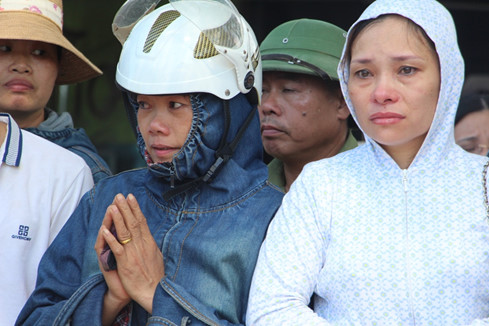 Người dân cũng vào viếng, thắp hương tưởng nhớ Đại tá Trần Quang Khải. Ảnh: Thanh Niên Người dân cũng vào viếng, thắp hương tưởng nhớ Đại tá Trần Quang Khải. Ảnh: Thanh Niên