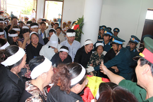 Người thân của đại tá Trần Quang Khải quặn thắt lòng trước sự ra đi đột ngột của anh. Ảnh: Thanh Niên Người thân của đại tá Trần Quang Khải quặn thắt lòng trước sự ra đi đột ngột của anh. Ảnh: Thanh Niên