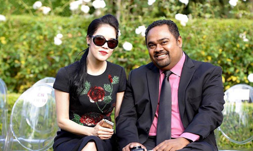 Là người rất lãng mạn và yêu chiều Thu Phương, nhiều lần Dũng Taylor tặng vợ những món quà như xế sang tiền tỷ và túi xách hàng hiệu đắt tiền. Là người rất lãng mạn và yêu chiều Thu Phương, nhiều lần Dũng Taylor tặng vợ những món quà như xế sang tiền tỷ và túi xách hàng hiệu đắt tiền.