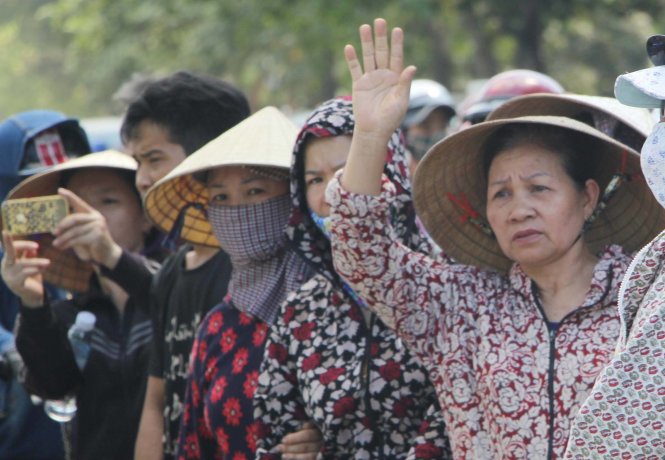 Bà Thái Thị Đương – cựu thanh niên xung phong Trường Sơn (trú phường Lê Lợi, TP Vinh) không giấu nổi sự nghẹn ngào: “Sự mất mát nào cũng đau đớn nhưng anh đã được trở về với quê hương, gia đình. Mong rằng, 9 người lính đang mất tích ngoài biển khơi sẽ sớm được tìm thấy, về với cha mẹ, vợ con, với quê hương, Tổ quốc”. Ảnh: Tuổi Trẻ Bà Thái Thị Đương – cựu thanh niên xung phong Trường Sơn (trú phường Lê Lợi, TP Vinh) không giấu nổi sự nghẹn ngào: “Sự mất mát nào cũng đau đớn nhưng anh đã được trở về với quê hương, gia đình. Mong rằng, 9 người lính đang mất tích ngoài biển khơi sẽ sớm được tìm thấy, về với cha mẹ, vợ con, với quê hương, Tổ quốc”. Ảnh: Tuổi Trẻ