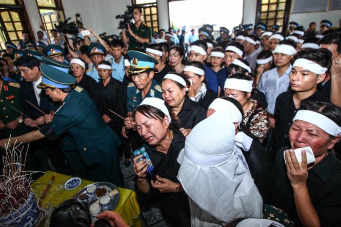 Các đồng đội của đại tá Trần Quang Khải thắm nén nhang tiễn biệt người anh, người em, đồng chí, đồng đội đã an dũng hy sinh. Ảnh: Tuổi Trẻ Các đồng đội của đại tá Trần Quang Khải thắm nén nhang tiễn biệt người anh, người em, đồng chí, đồng đội đã an dũng hy sinh. Ảnh: Tuổi Trẻ