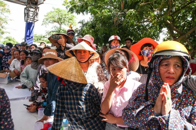 Cựu chiến binh Nguyễn Đăng Hùng (xã Hưng Lộc, TP Vinh) chờ đợi 2 tiếng để vào viếng, nghẹn ngào: “Rất thương xót, đau đớn trước sự hy sinh của Đại tá Trần Quang Khải. Cũng như nhiều người dân Nghệ An, chúng tôi xin thắp một nén tâm nhang tưởng nhớ, ghi ơn đồng chí – Đại tá Trần Quang Khải. Mong đồng chí yên nghỉ chốn vĩnh hằng”. Ảnh: Tuổi Trẻ Cựu chiến binh Nguyễn Đăng Hùng (xã Hưng Lộc, TP Vinh) chờ đợi 2 tiếng để vào viếng, nghẹn ngào: “Rất thương xót, đau đớn trước sự hy sinh của Đại tá Trần Quang Khải. Cũng như nhiều người dân Nghệ An, chúng tôi xin thắp một nén tâm nhang tưởng nhớ, ghi ơn đồng chí – Đại tá Trần Quang Khải. Mong đồng chí yên nghỉ chốn vĩnh hằng”. Ảnh: Tuổi Trẻ