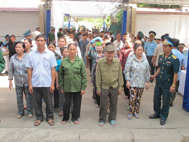 Đông đảo bà con nhân dân Nghệ An và các khu vực lân cận vào viếng đại tá Khải. Ảnh: Tuổi Trẻ Đông đảo bà con nhân dân Nghệ An và các khu vực lân cận vào viếng đại tá Khải. Ảnh: Tuổi Trẻ