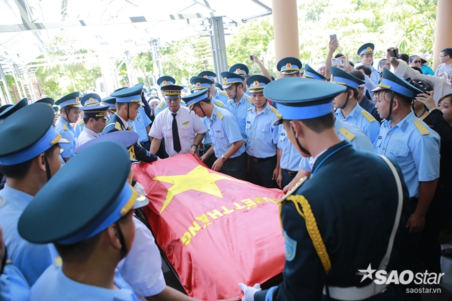 Sau khi hoả táng, hài cốt của phi công Trần Quang Khải sẽ được gia đình và đồng đội đưa trở lại an táng tại nghĩa trang quê nhà Bắc Giang. Ảnh: Saostar