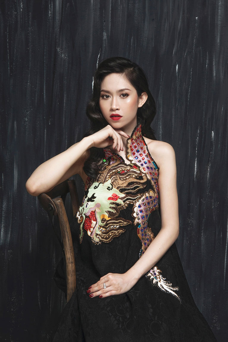 Vũ Trần Triều Thu từng tham gia cuộc thi Hoa hậu các dân tộc Việt Nam năm 2013 và đoạt giải Người đẹp ảnh. 