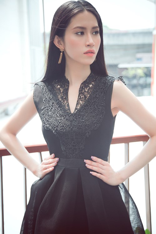 Người đẹp Vũ Trần Triều Thu - Hoa hậu Đông Nam Á 2014 mặc trang phục năng động, gợi cảm khoe vòng eo thon quyến rũ và làn da trắng mịn màng.