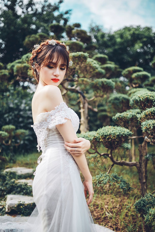Hương Giang Idol xây dựng hình ảnh một nữ ca sĩ bốc lửa trên sân khấu với những động tác vũ đạo nóng bỏng Hương Giang Idol xây dựng hình ảnh một nữ ca sĩ bốc lửa trên sân khấu với những động tác vũ đạo nóng bỏng