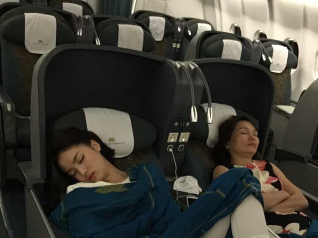 Bức ảnh Hoa hậu Kỳ Duyên vô tư ngủ trên máy bay trong tư thế “quá thoải mái” khiến cộng đồng mạng xôn xao.