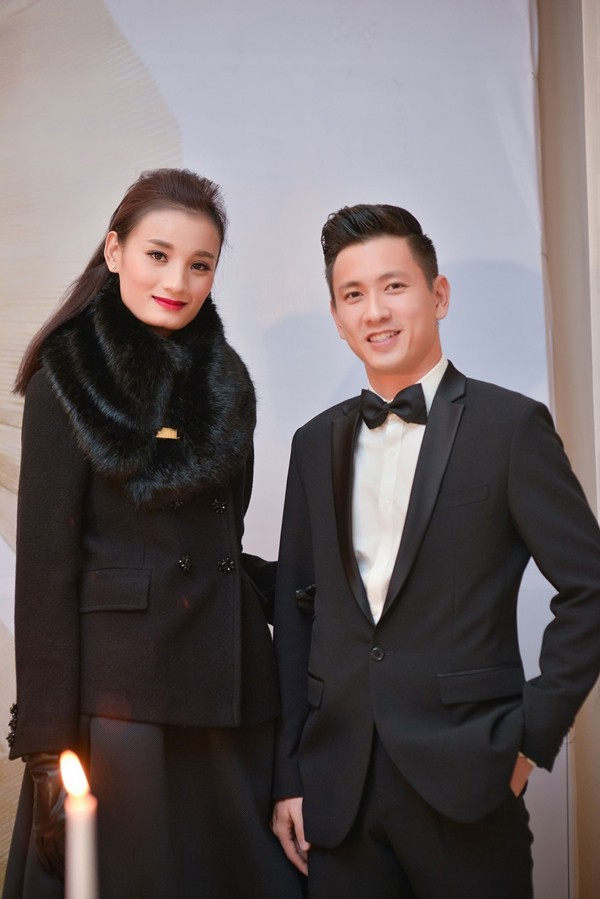 Cặp đôi quen nhau vào đầu năm 2014 qua sự mai mối của hai ca sĩ Tóc Tiên và Mai Tiến Dũng.
