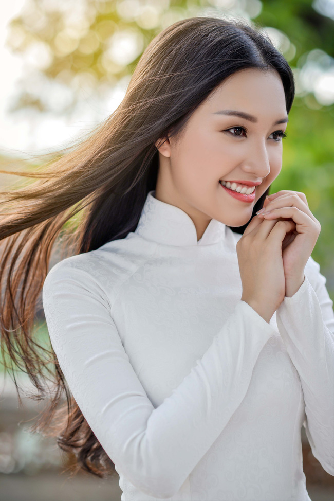Nhưng với bộ ảnh mới trong tà áo dài trắng này, nhiều người hẳn sẽ gật gù công nhận Ngọc Trân là 'nữ thần xứ Huế' tại Hoa hậu Việt Nam 2016. 