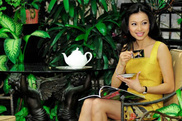 Dù xinh đẹp, tài giỏi và có thể dễ dàng trờ thành sao Việt nổi tiếng nhất thời đó nhưng Hoa hậu Ngô Mỹ Uyên không chọn con đường showbiz mà rẽ sang nghề ảo thuật.
