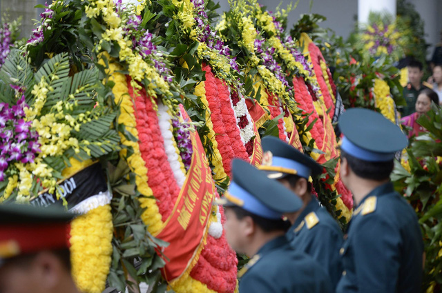 Những người lính làm nhiệm vụ tại lễ đại tang nghiêm trang không rời vị trí.