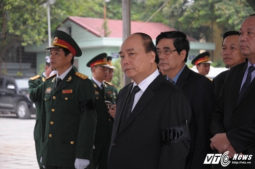 Thủ tướng Chính phủ Nguyễn Xuân Phúc  cùng đoàn đại biểu của Chính phủ nước CHXHCN Việt Nam vào viếng.