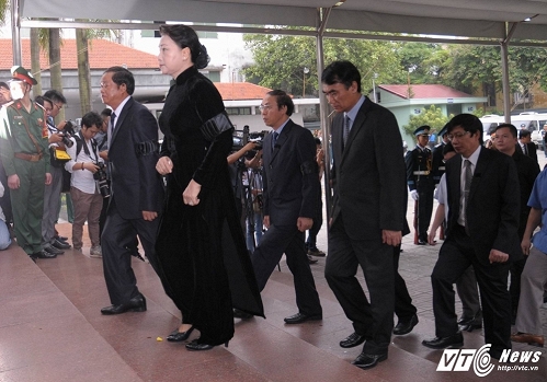 Đoàn đại biểu lãnh đạo Quốc Hội do chủ tịch Quốc hội Nguyễn Thị Kim Ngân làm trưởng đoàn cùng với các thành viên đại diện Quốc hội đến viếng.