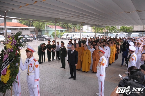 Chủ tịch Ủy ban Trung ương MTTQ Nguyễn Thiện Nhân dẫn đầu các đoàn vào viếng.