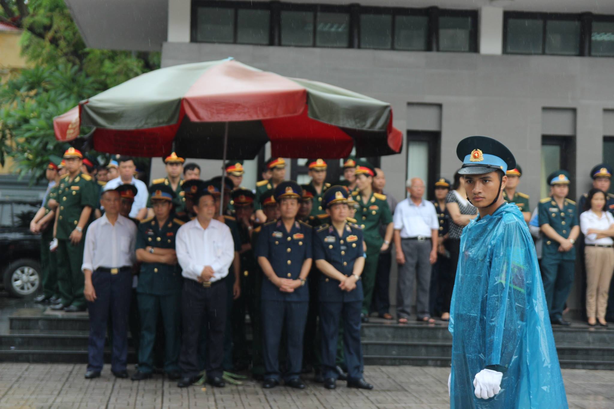 Quân ủy Trung ương, Bộ Quốc phòng đã quyết định nâng lương một lần đối với Đại tá Lê Kiêm Toàn, Lữ đoàn trưởng, phi công cấp 1, lái chính máy bay Casa 212 và 8 quân nhân, mỗi người thăng một bậc quân hàm.