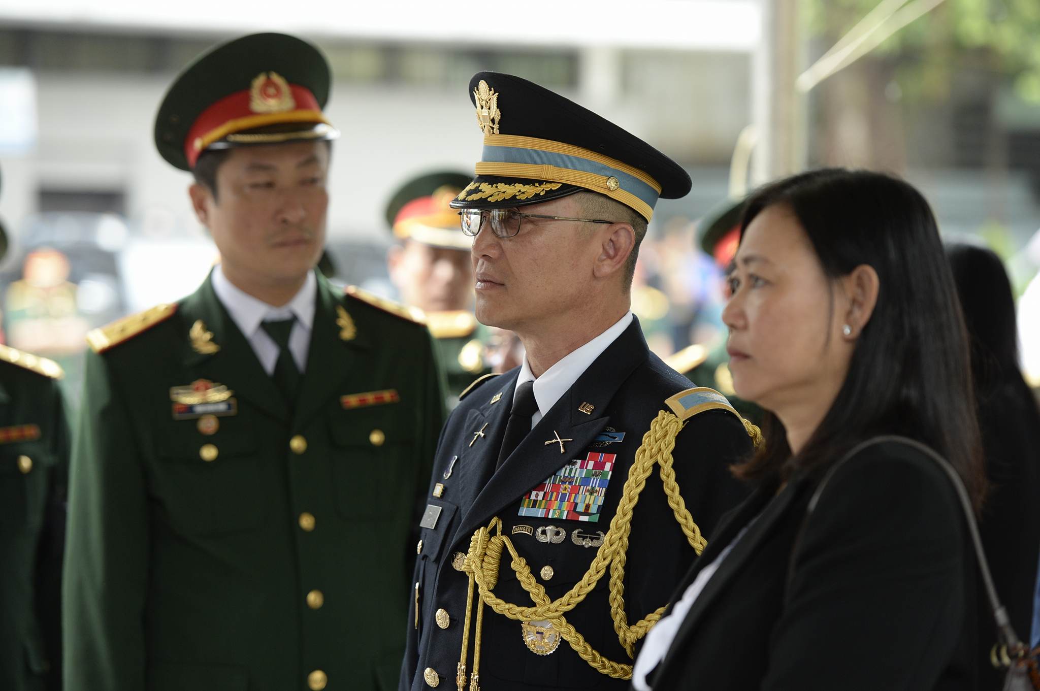 Tùy viên quân sự Đại sứ quán Hoa Kỳ tới chào vĩnh biệt 9 liệt sĩ.