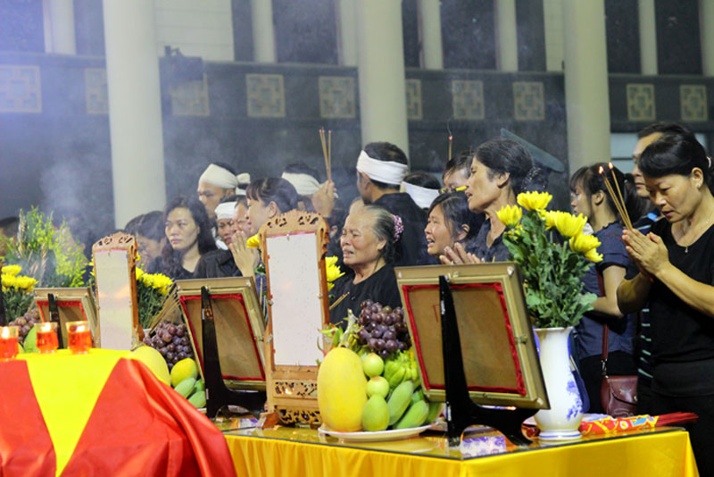 Từ 6h sáng, hàng trăm người thân, đồng đội của các anh đã tập trung tại Nhà tang lễ Bộ Quốc phòng (số 5 Trần Thánh Tông, TP Hà Nội), chuẩn bị cho nghi thức tiễn biệt các anh.