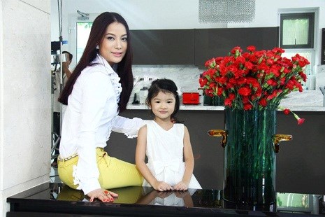 Trương Ngọc Ánh kết hôn với Trần Bảo Sơn năm 2005, có 1 con gái Trần Bảo Tiên năm 2008.