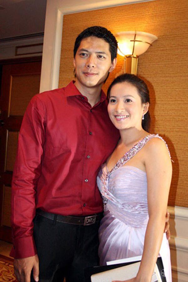 Năm 2008, Bình Minh gây bất ngờ khi kết hôn với Anh Thơ - giám đốc marketing khách sạn Caravelle khi đó. 