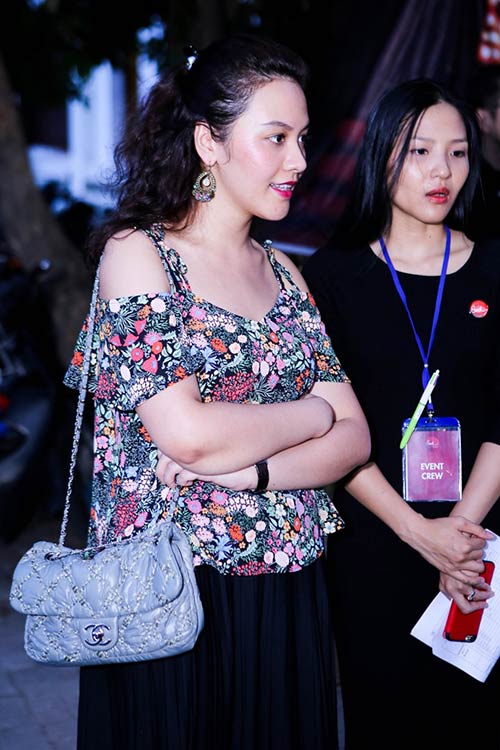Huệ Vân là người Việt gốc Hoa nhưng gương mặt lại có nét lai Tây nên trông xinh xắn, hiện đại như một ''hot girl''.