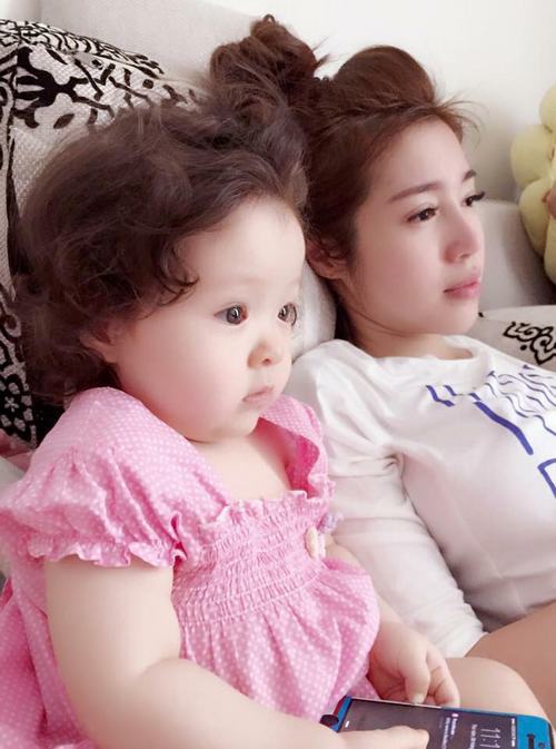 Chính vì sự ''kín tiếng'' của Elly Trần nên người hâm mộ càng tò mò hơn về cô, đặc biệt là ''người tình bí ẩn'' mà cô giữ kín lâu nay.