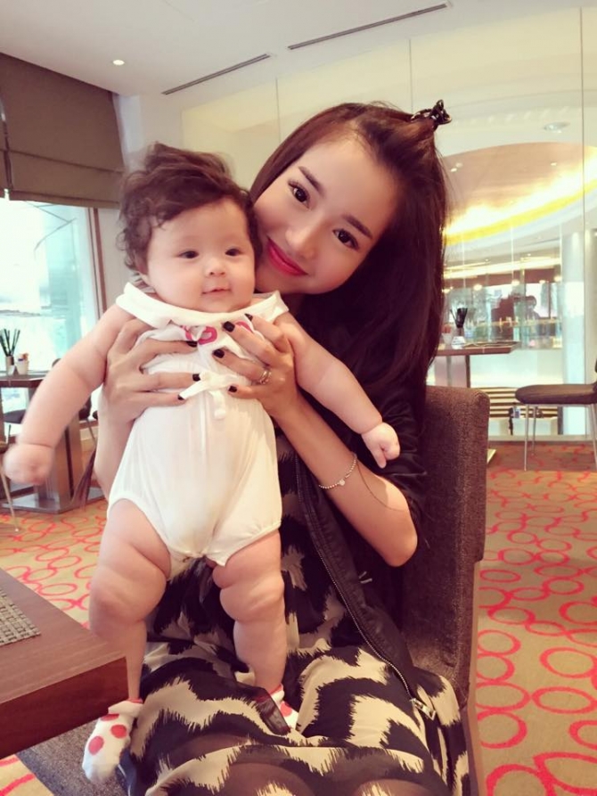 Vào cuối năm 2011, sau khi Elly Trần công khai ảnh con gái Cadie Mộc Trà với người hâm mộ