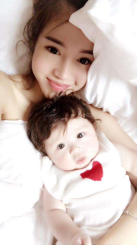 Không chỉ tìm ra tên tuổi, mọi người còn phát hiện ra thông tin và tình trạng hôn nhân của D.F là đã kết hôn với Elly Trần vào ngày 11/12/2011. 