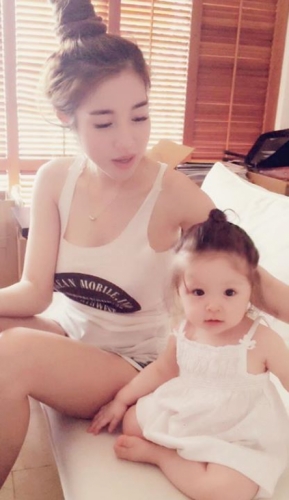 Chính những thông tin và hình ảnh của Elly Trần với người đàn ông ngoại quốc đã khiến mọi người nghi ngờ anh chính là cha đẻ của con gái cô.