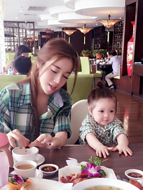 Tháng 10/2014, D.F từng đăng tải bức ảnh ghép hình bé Caddie với một hình ảnh được cho là của bản thân lúc bé để so sánh độ giống nhau giữa hai cha con.