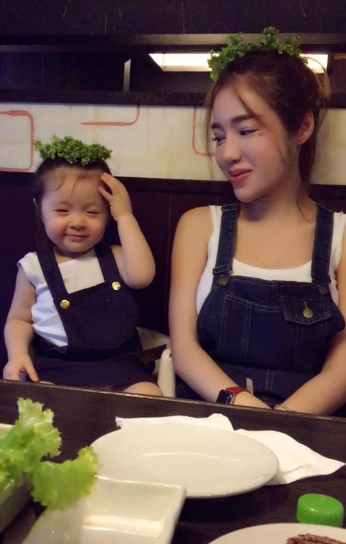 Khi Elly Trần lần đầu tiên công bố hình ảnh con gái, rất nhiều người phải ngất ngây vì vẻ đáng yêu của cô bé Mộc Trà (tên tiếng Anh là Cadie).