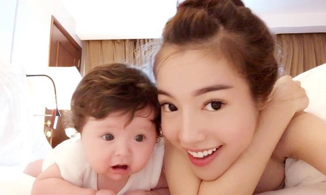 Không ngại ngần chia sẻ hình ảnh về con gái và lên tiếng bảo vệ con nhưng Elly Trần lại cực kỳ kín tiếng về cha của đứa bé.