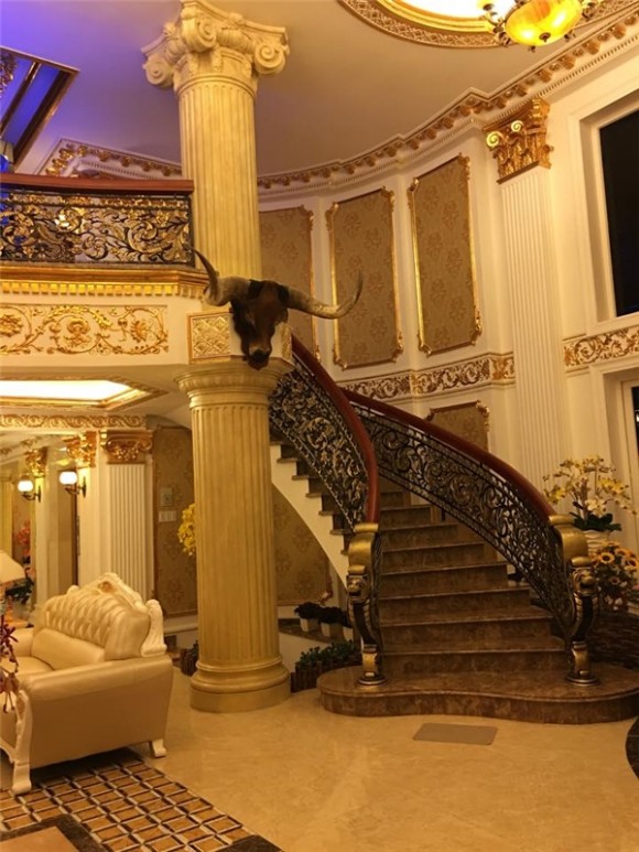 Căn biệt thự lấy tông màu vàng chủ đạo với nội thất sang trọng theo phong khách hoàng gia. Các chi tiết trong nhà được chạm trổ hoa văn tinh xảo. 