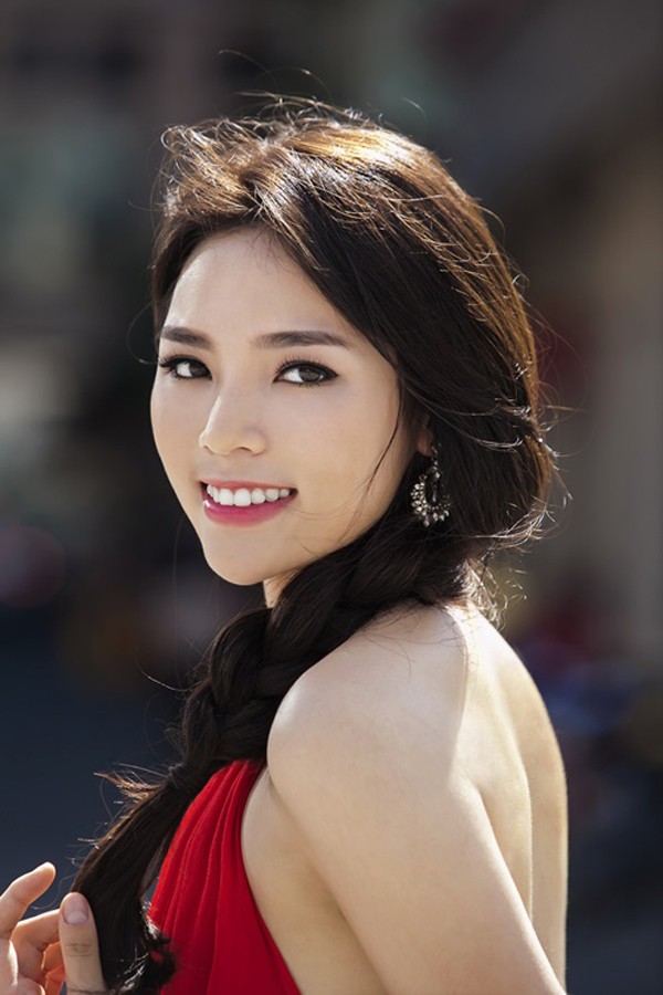 Với tư cách là một hoa hậu, đại diện cho vẻ đẹp và định hướng sống đúng đắn, nhiều người không đồng tình việc đương kim Hoa hậu Việt Nam hút thuốc lá.