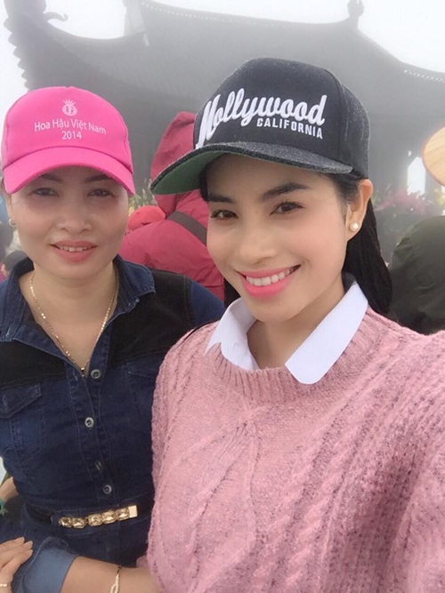 Nhiều fan thậm chí còn bảo mẹ Phạm Hương và cô trông như ''hai chị em''.